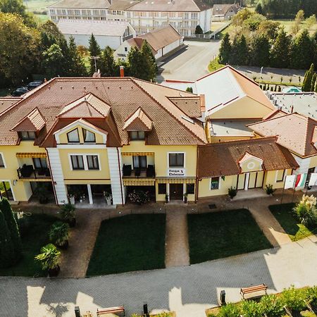 Szerencsemak Panzio Apartment Kehidakustany Bagian luar foto