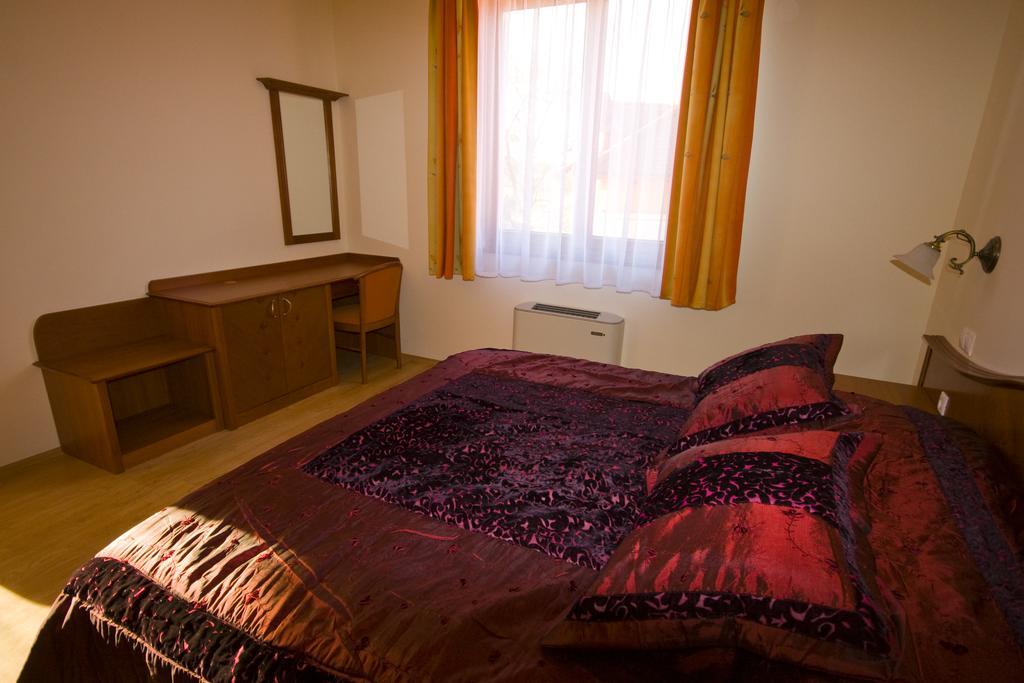 Szerencsemak Panzio Apartment Kehidakustany Ruang foto