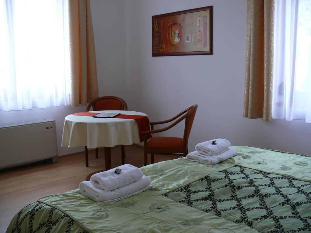 Szerencsemak Panzio Apartment Kehidakustany Ruang foto