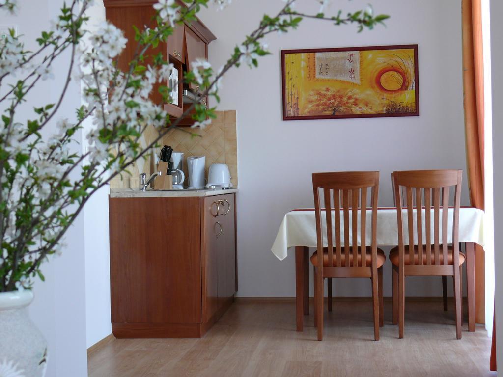 Szerencsemak Panzio Apartment Kehidakustany Ruang foto