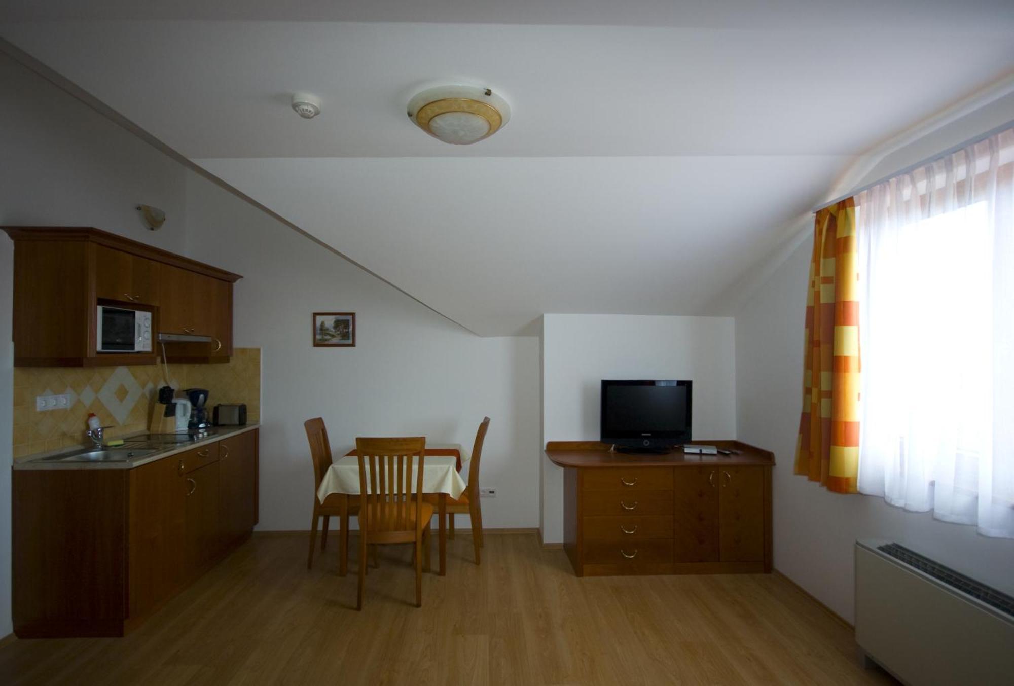 Szerencsemak Panzio Apartment Kehidakustany Ruang foto